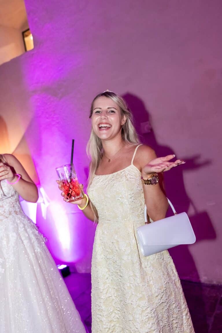 03768-florian-knusper-hochzeitsfotograf-wuerzburg-partygaeste-mit-cocktail-Kloster Bronnbach