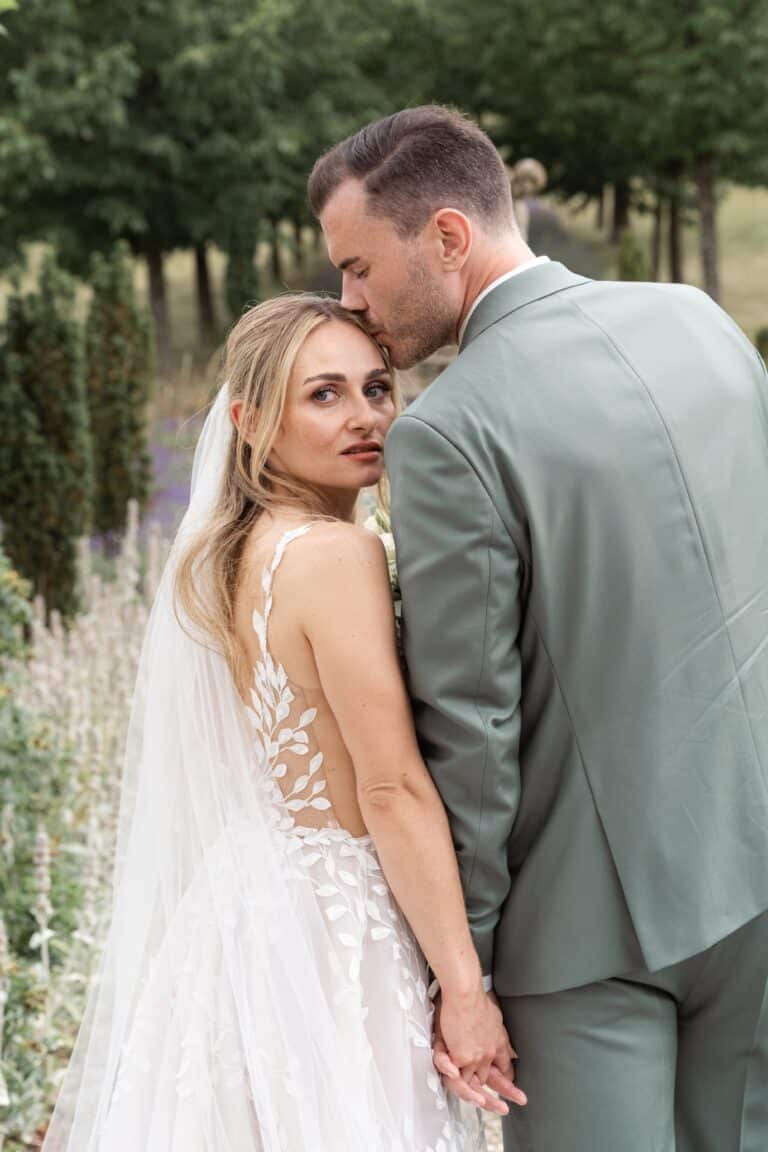 03778-florian-knusper-hochzeitsfotograf-wuerzburg-brautpaar-im-garten-villa-oriental