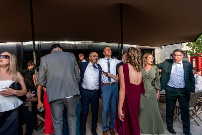 03779-florian-knusper-hochzeitsfotograf-wuerzburg-gruppe-von-gaesten-villa-oriental