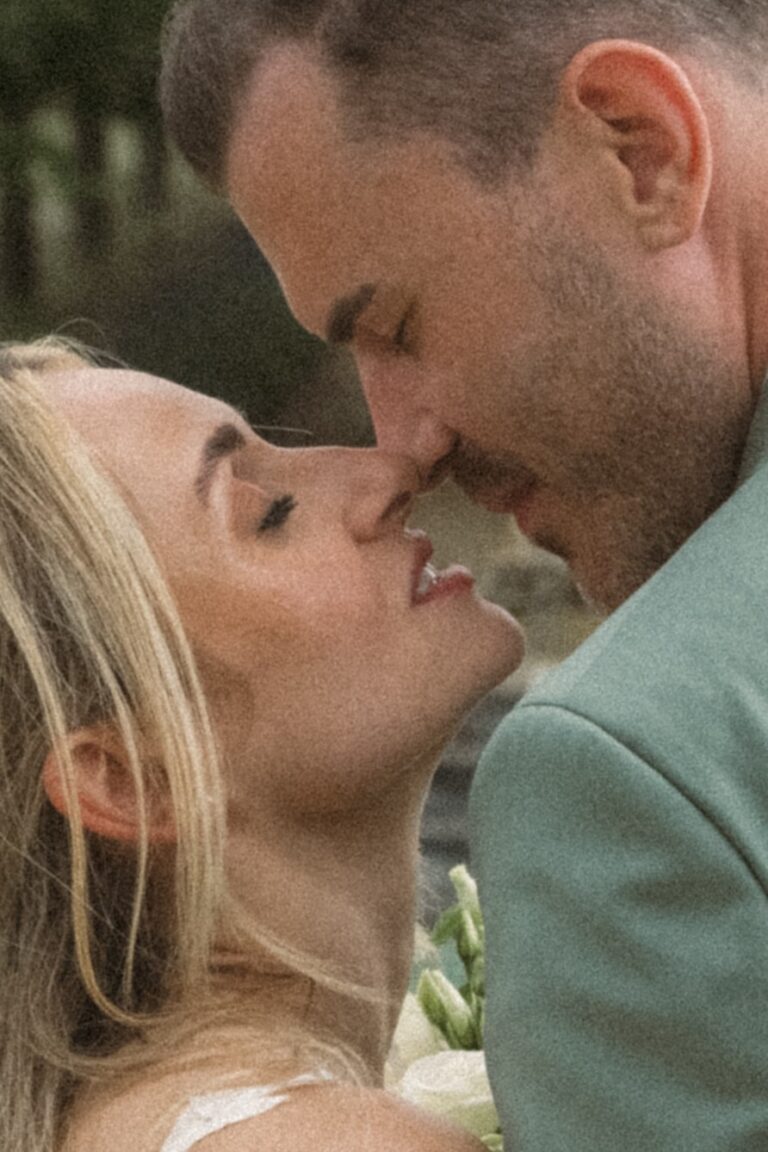 03784-3-florian-knusper-hochzeitsfotograf-wuerzburg-brautpaar-im-garten-villa-oriental