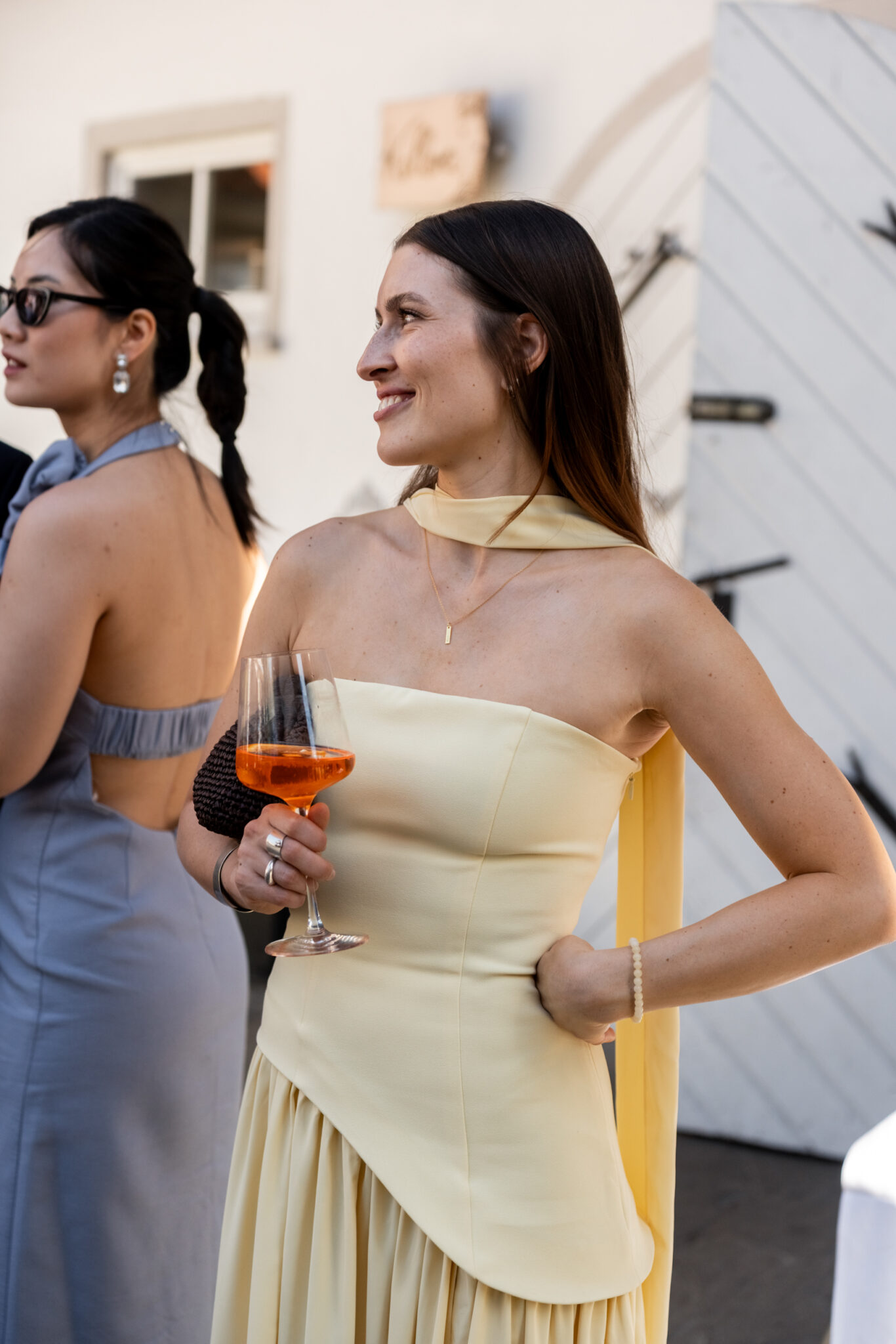 Hochzeitsgäste beim Sektempfang mit Aperitif