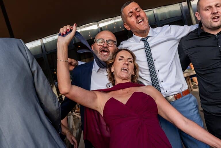 03787-florian-knusper-hochzeitsfotograf-wuerzburg-gruppe-von-gaesten-villa-oriental