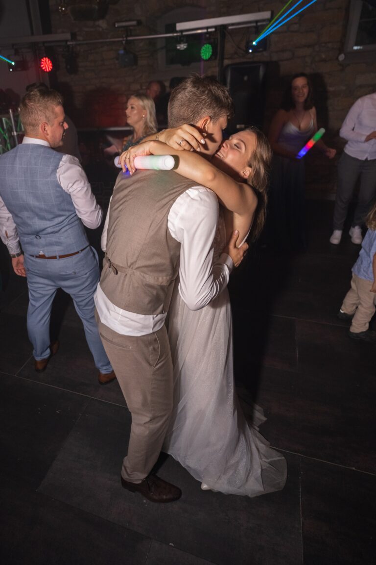 03794-florian-knusper-hochzeitsfotograf-wuerzburg-tanzendes-brautpaar-Hotel Freihof Prichsenstadt