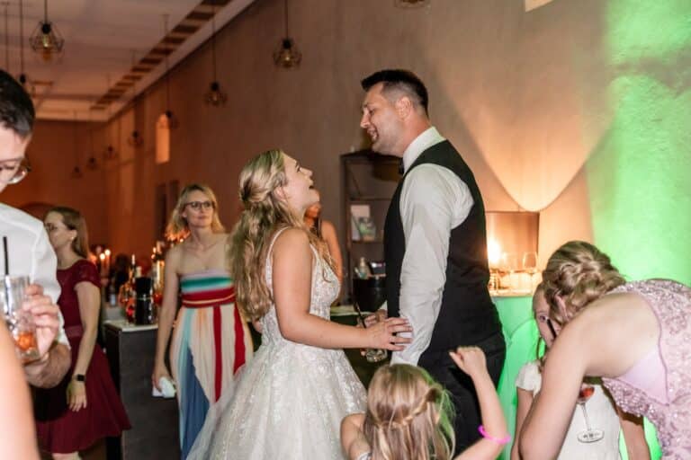 03799-florian-knusper-hochzeitsfotograf-wuerzburg-tanzendes-brautpaar-Kloster Bronnbach