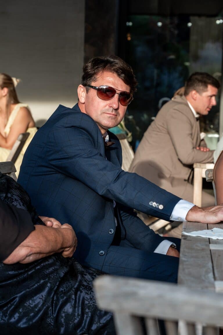 03800-florian-knusper-hochzeitsfotograf-wuerzburg-gaeste-beim-essen-villa-oriental