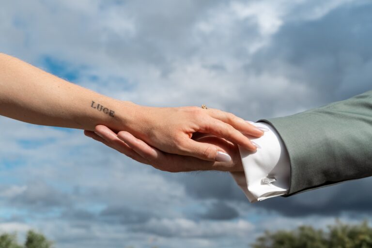 03816-florian-knusper-hochzeitsfotograf-wuerzburg-haende-des-paares-villa-oriental