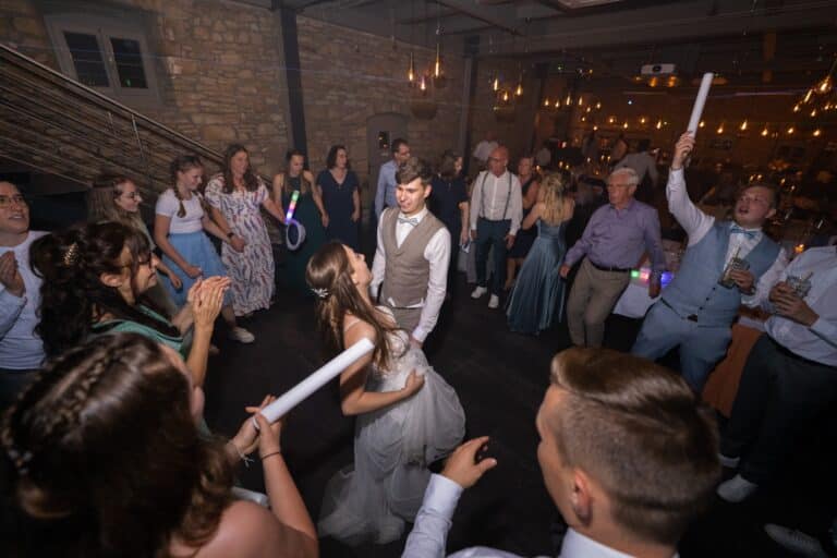 03818-florian-knusper-hochzeitsfotograf-wuerzburg-hochzeitspaar-beim-tanz-Hotel Freihof Prichsenstadt