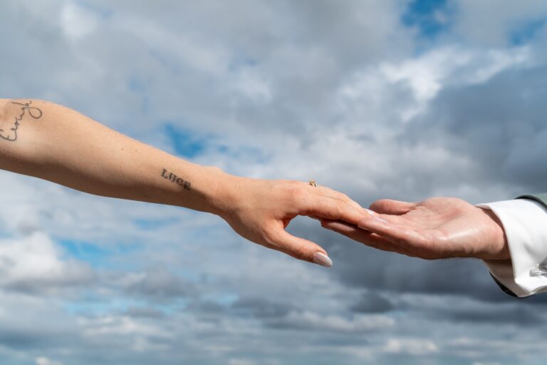 03826-florian-knusper-hochzeitsfotograf-wuerzburg-haende-im-himmel-villa-oriental