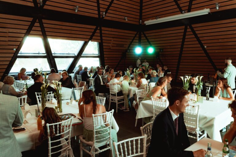 03827-florian-knusper-hochzeitsfotograf-wuerzburg-gaeste-im-festsaal-Dänischer Pavillon