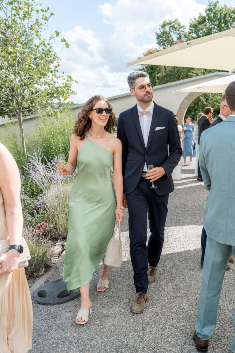 03849-florian-knusper-hochzeitsfotograf-wuerzburg-elegant-gekleidete-gaeste-Villa Oriental