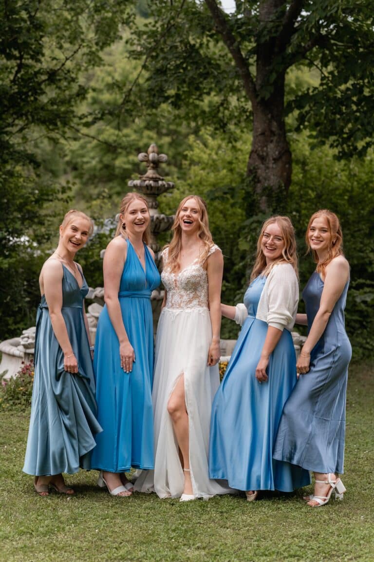 03849-florian-knusper-hochzeitsfotograf-wuerzburg-gruppe-von-frauen-im-garten-Das Retz