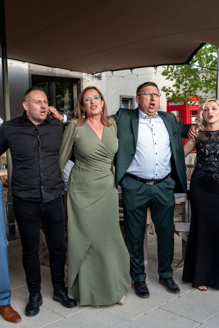 03856-florian-knusper-hochzeitsfotograf-wuerzburg-gaeste-umarmen-sich-villa-oriental