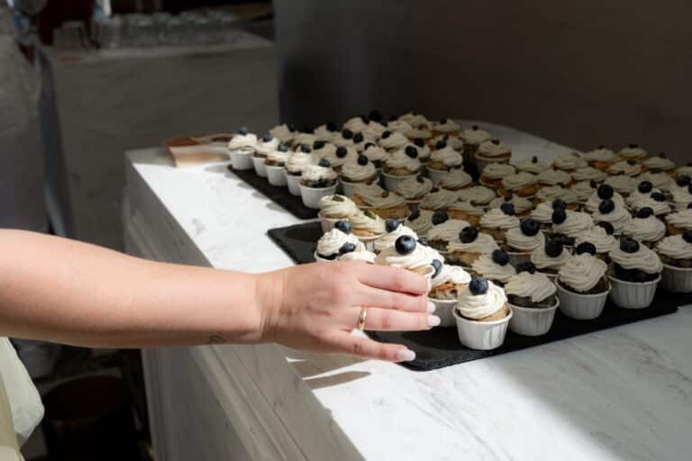 03864-florian-knusper-hochzeitsfotograf-wuerzburg-cupcakes-auf-tisch-Villa Oriental