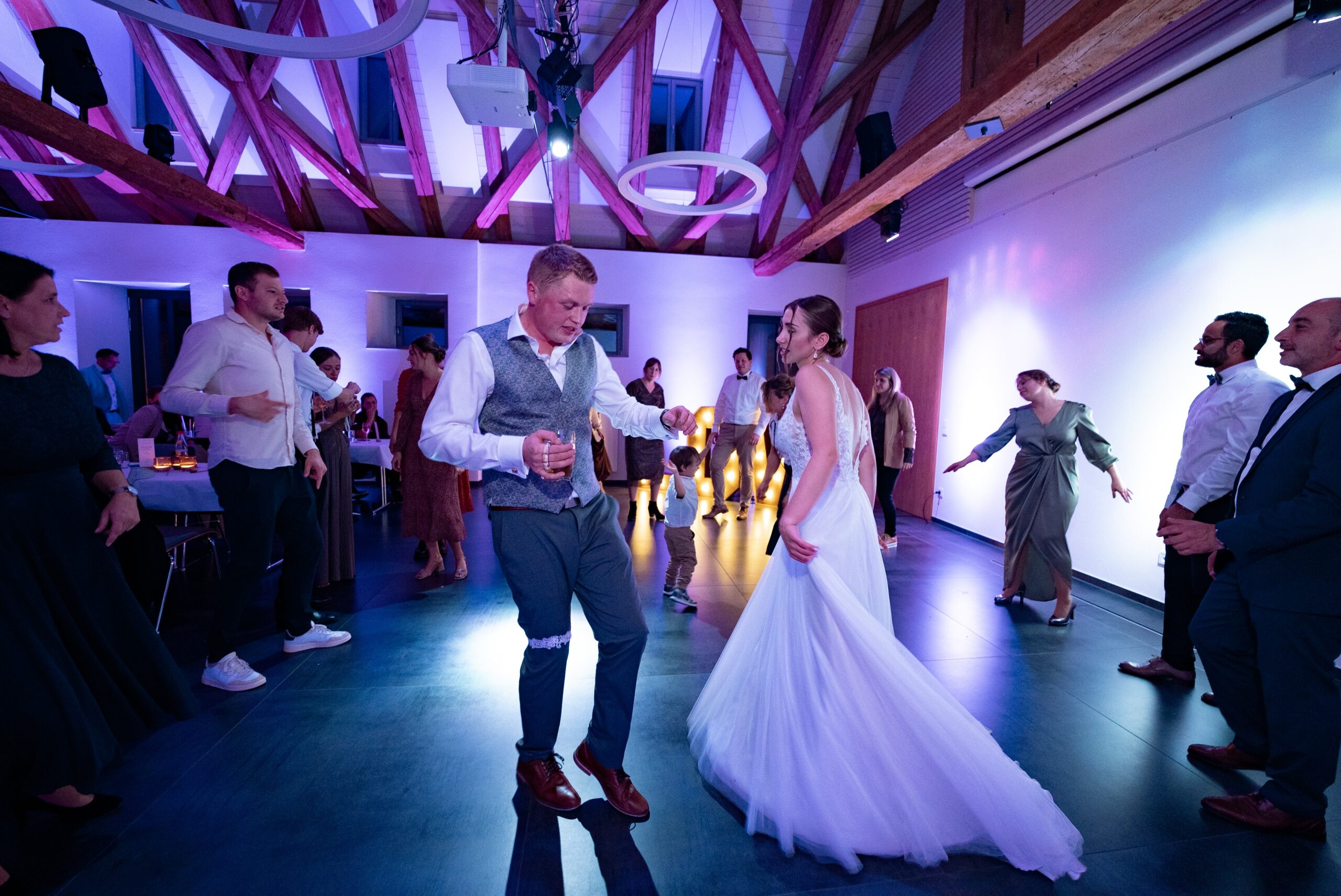 Hochzeitstanz des Brautpaars in festlichem Saal