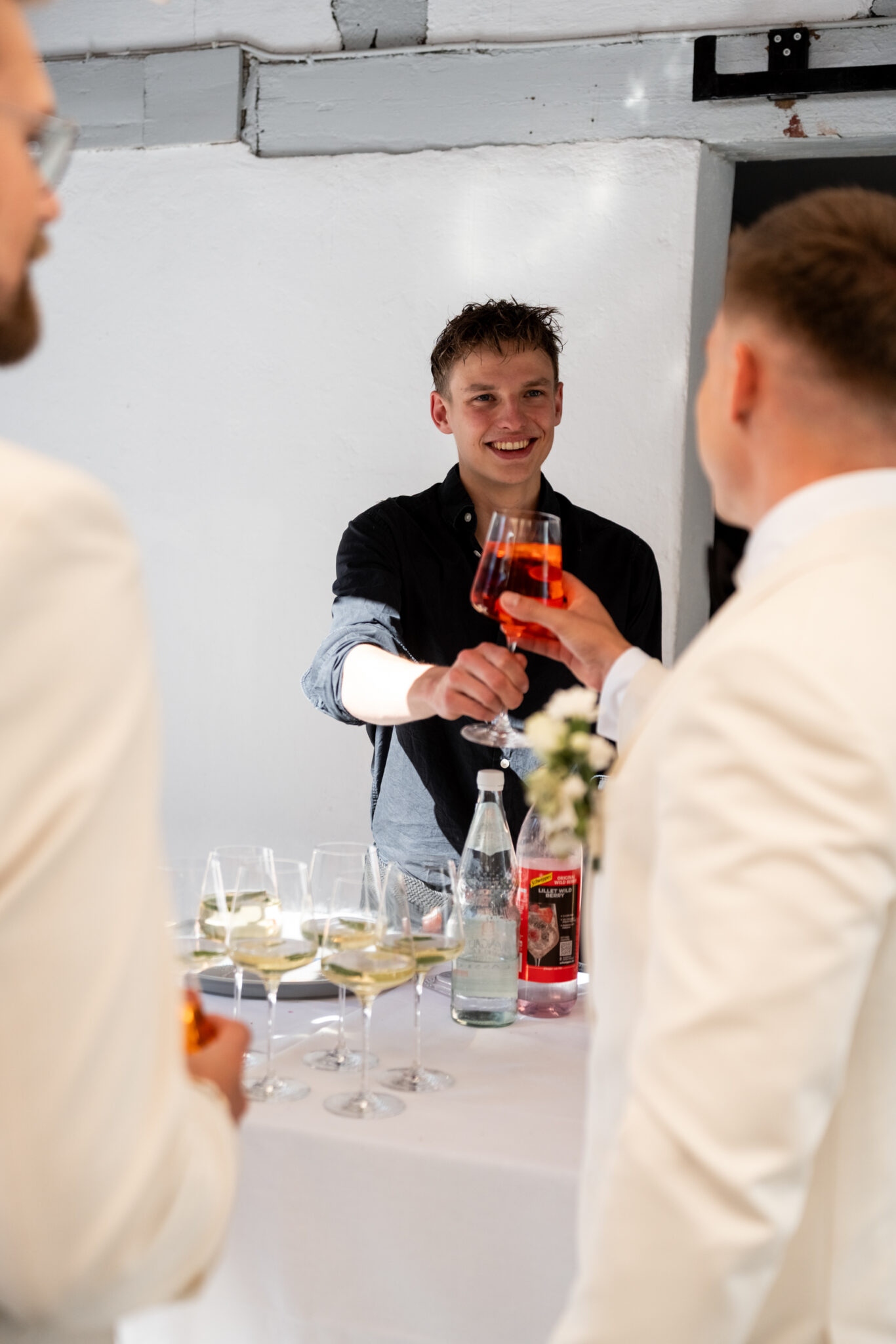 Kellner reicht Aperitif beim Hochzeitssektempfang