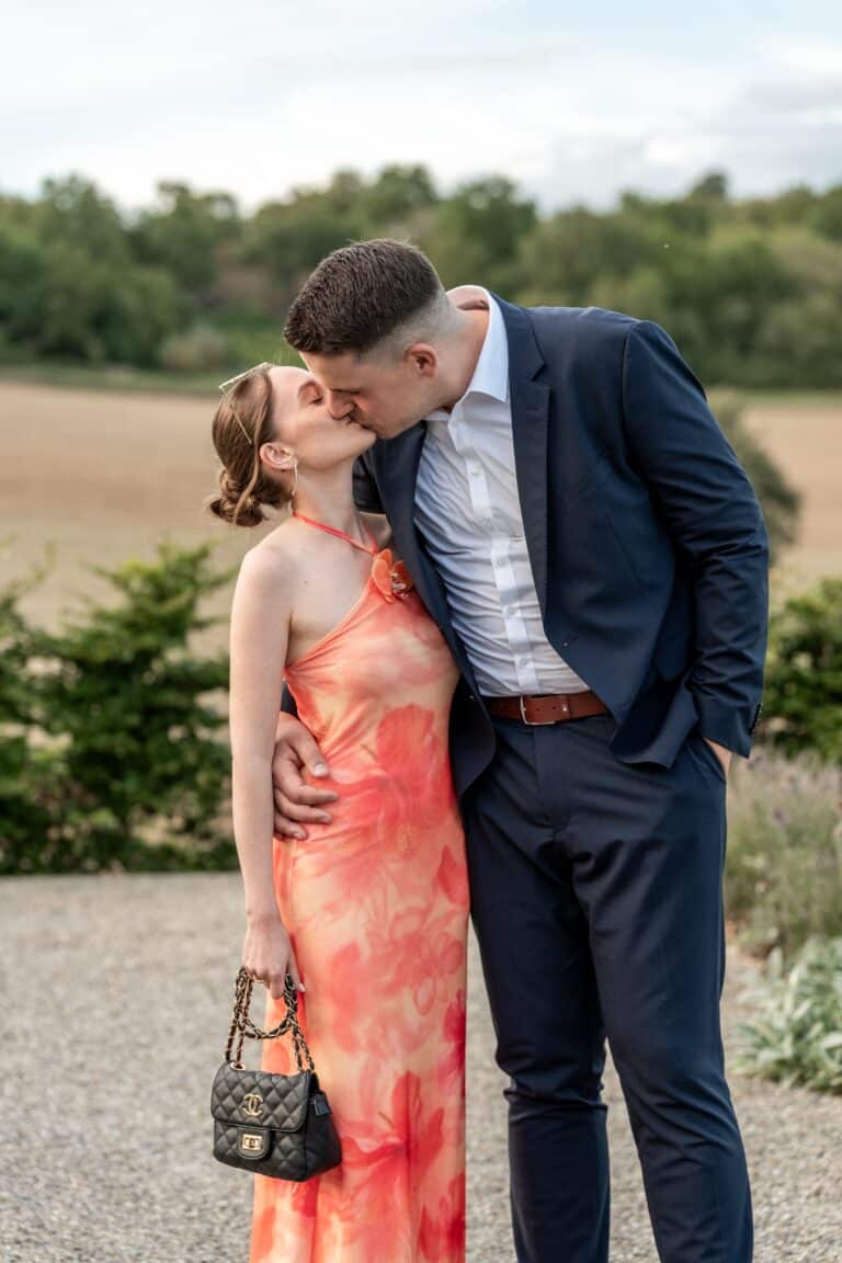 03931-florian-knusper-hochzeitsfotograf-wuerzburg-paar-im-garten-villa-oriental