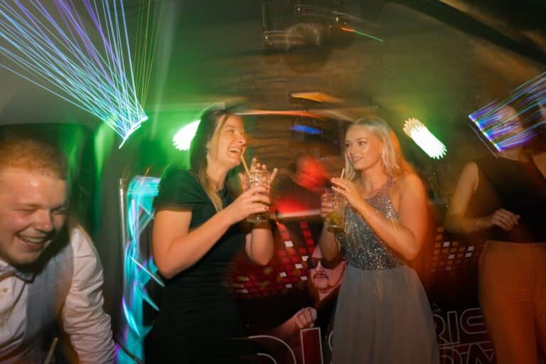 03954-florian-knusper-hochzeitsfotograf-wuerzburg-tanzende-gaeste-im-partylicht-Hotel Freihof Prichsenstadt