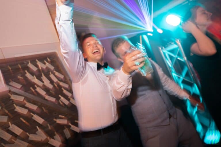 03956-florian-knusper-hochzeitsfotograf-wuerzburg-hochzeitsfeier-mit-lichtshow-Hotel Freihof Prichsenstadt