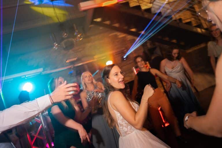 03958-florian-knusper-hochzeitsfotograf-wuerzburg-tanzende-gaeste-bei-discolicht-Hotel Freihof Prichsenstadt