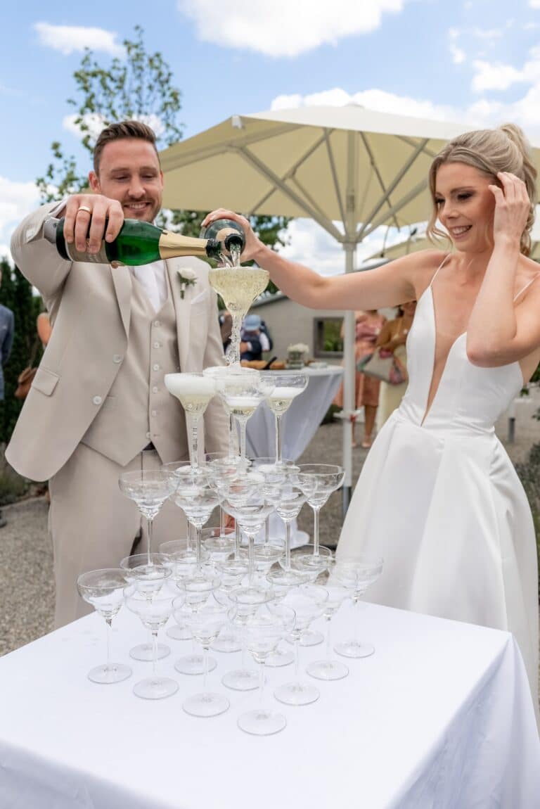 03972-florian-knusper-hochzeitsfotograf-wuerzburg-brautpaar-mit-sektpyramide-Villa Oriental