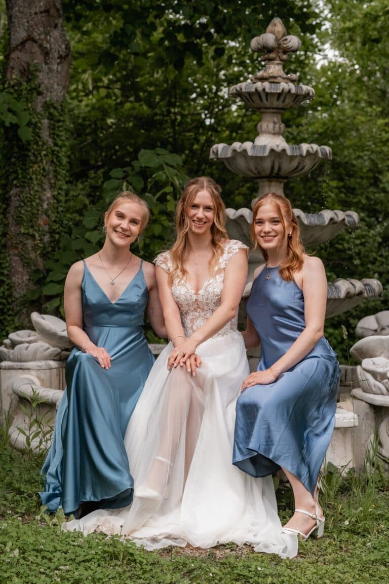 03975-florian-knusper-hochzeitsfotograf-wuerzburg-braut-mit-brautmutter-im-garten-Das Retz