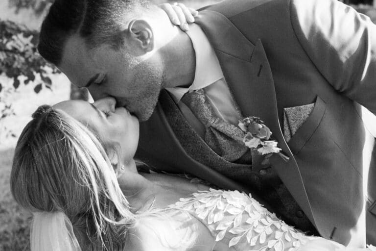 03996-2-florian-knusper-hochzeitsfotograf-wuerzburg-brautpaar-kuss-im-garten-villa-oriental