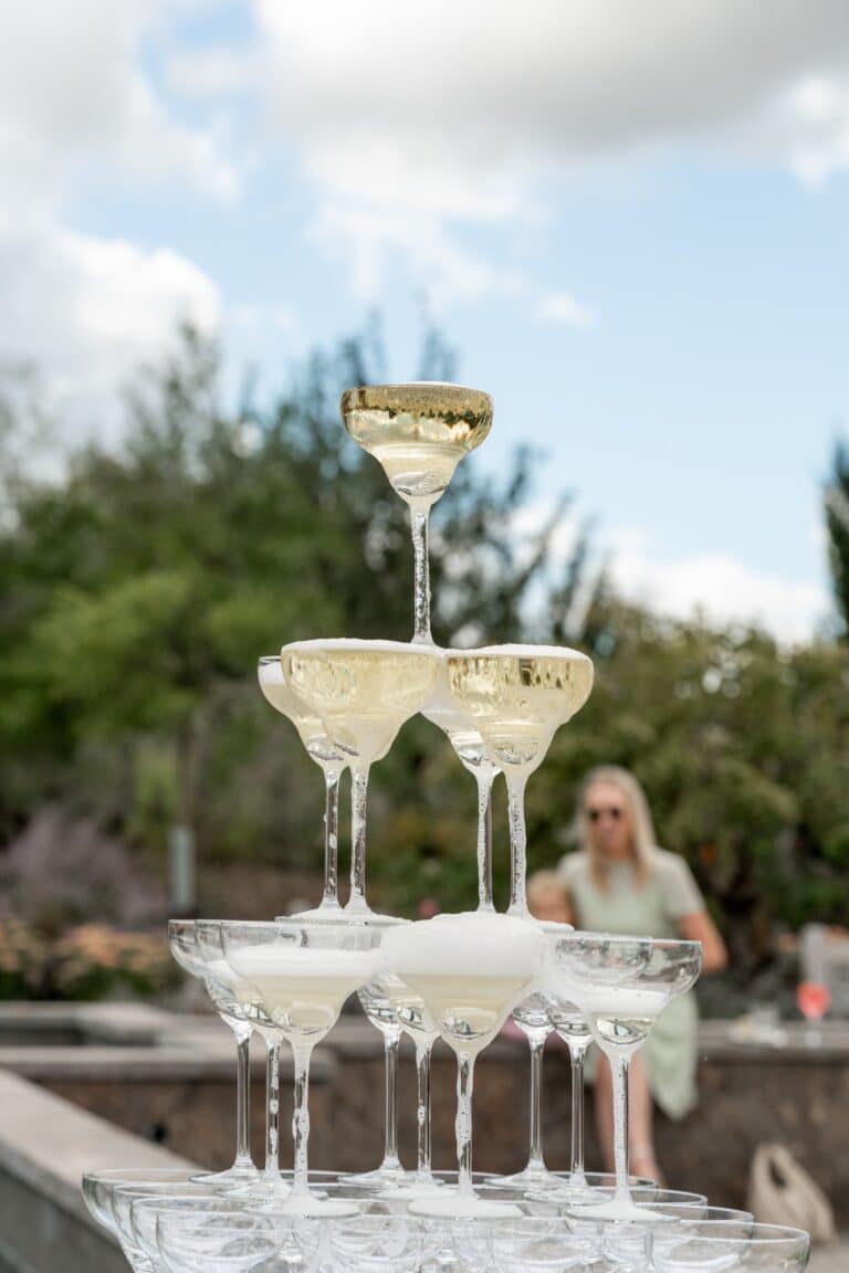 03997-florian-knusper-hochzeitsfotograf-wuerzburg-sektempfang-im-garten-Villa Oriental