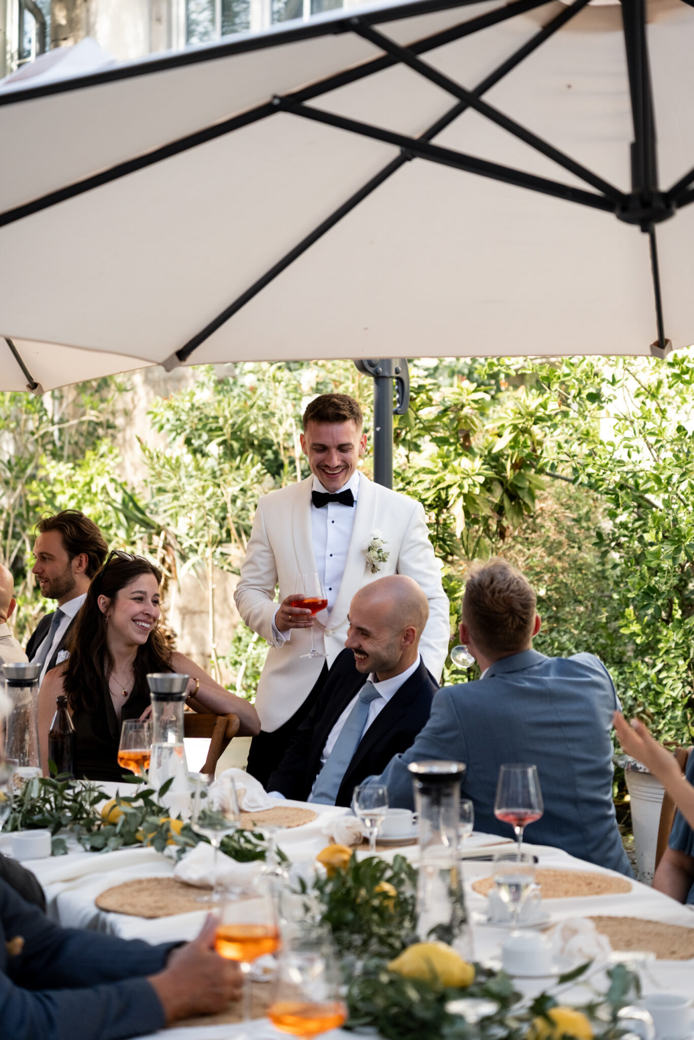 Hochzeitsempfang im Garten, Bräutigam mit Gästen