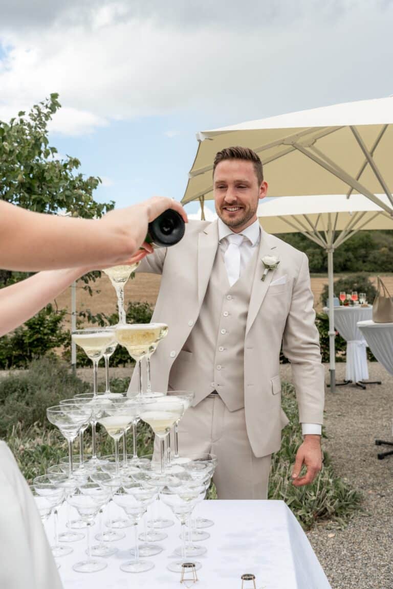 04005-florian-knusper-hochzeitsfotograf-wuerzburg-champagner-turm-im-garten-Villa Oriental