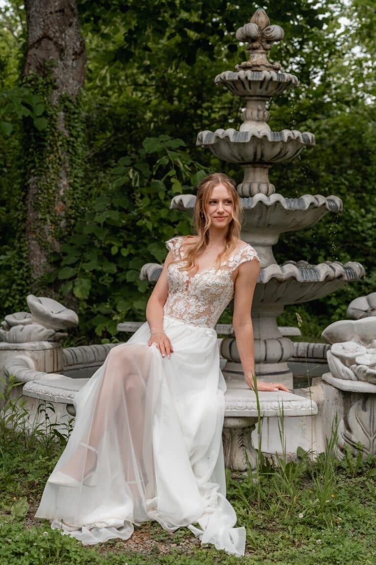 04007-florian-knusper-hochzeitsfotograf-wuerzburg-braut-neben-brunnen-Das Retz