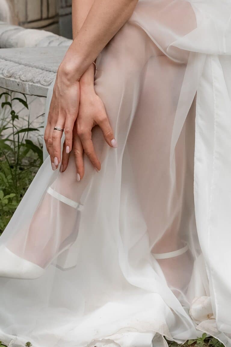 04008-4-florian-knusper-hochzeitsfotograf-wuerzburg-braut-hand-schleier-blumen-Das Retz