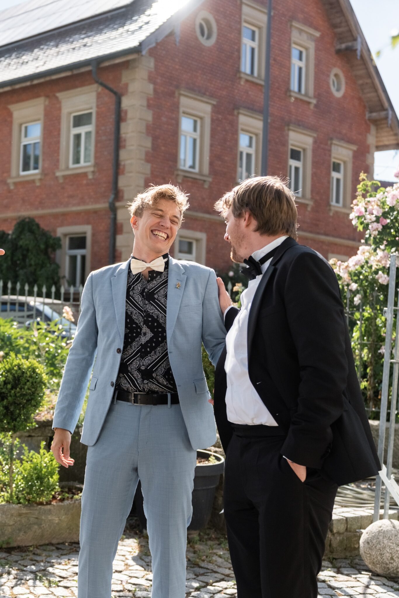 04010 florian knusper hochzeitsfotograf hochzeitspaar vor rotem standesamt winzerhof stahl 1
