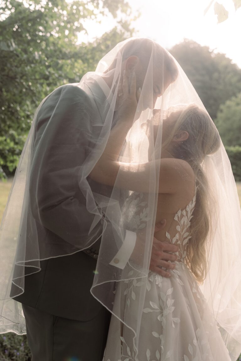 04018-florian-knusper-hochzeitsfotograf-wuerzburg-brautpaar-im-garten-villa-oriental