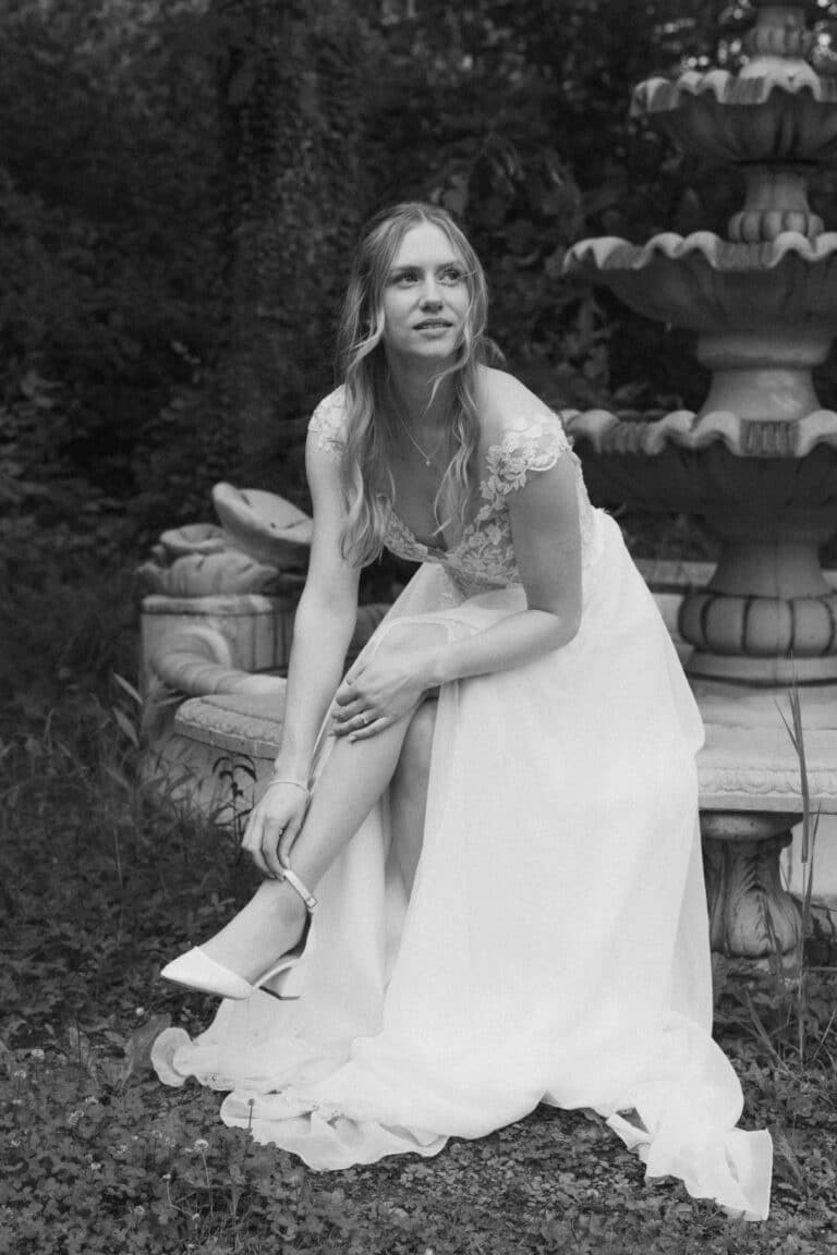 04026-3-florian-knusper-hochzeitsfotograf-wuerzburg-braut-im-garten-Das Retz