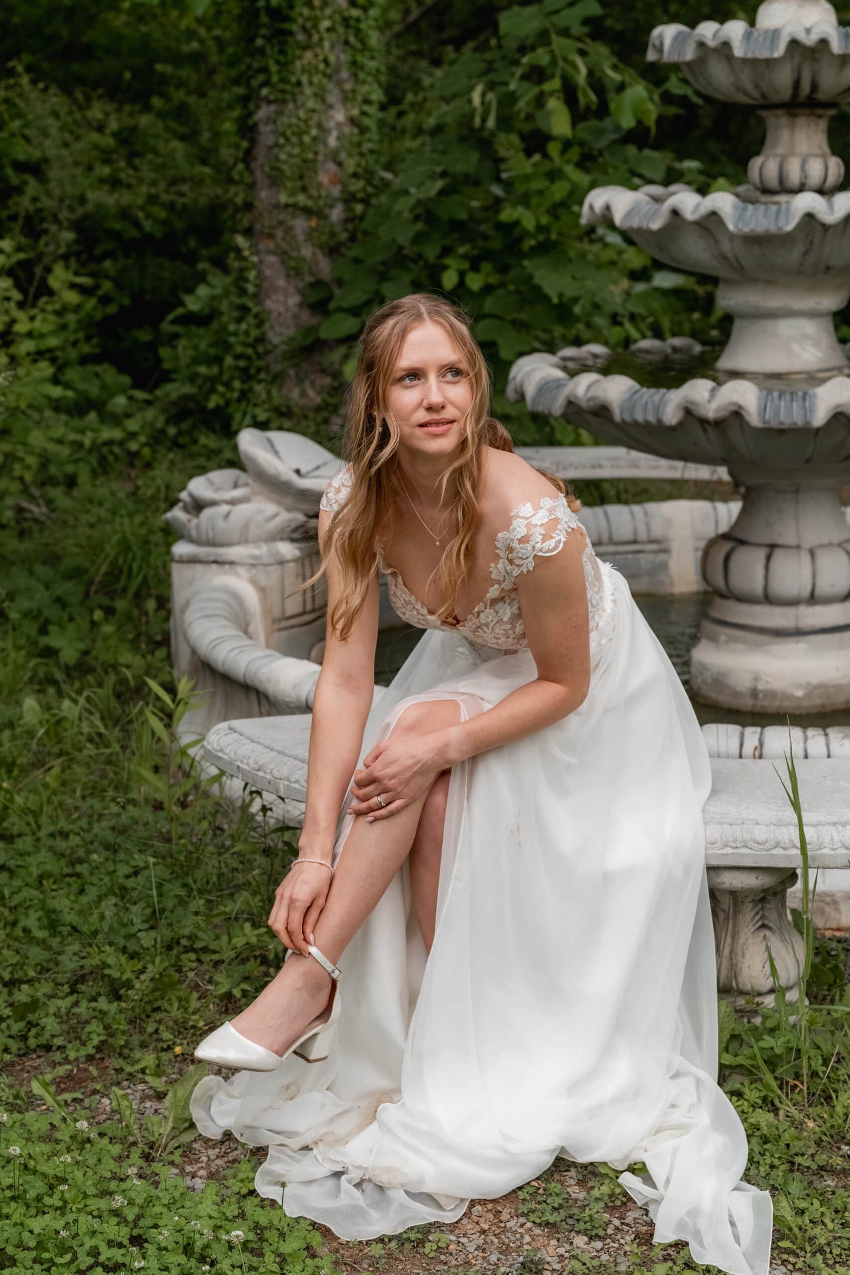 04031-florian-knusper-hochzeitsfotograf-wuerzburg-braut-im-garten