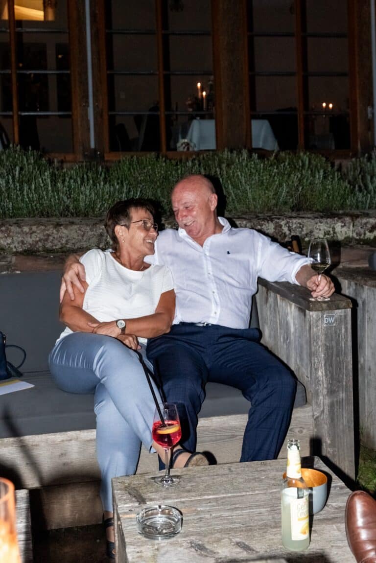 04039-florian-knusper-hochzeitsfotograf-wuerzburg-paar-auf-terrasse-Kloster Bronnbach