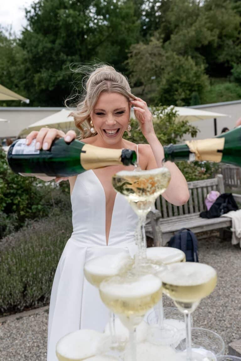 04043-florian-knusper-hochzeitsfotograf-wuerzburg-braut-mit-champagner-turm-Villa Oriental
