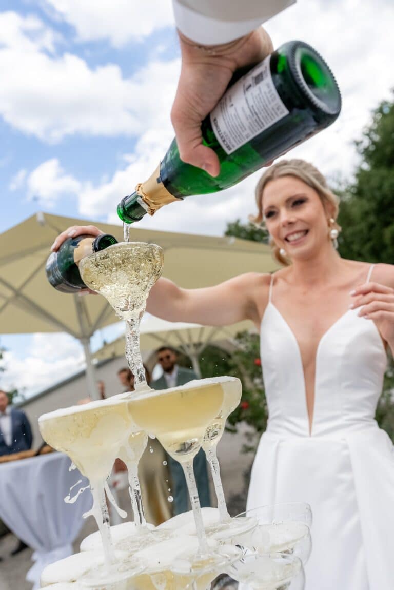 04047-florian-knusper-hochzeitsfotograf-wuerzburg-braut-beim-sekt-turm-Villa Oriental
