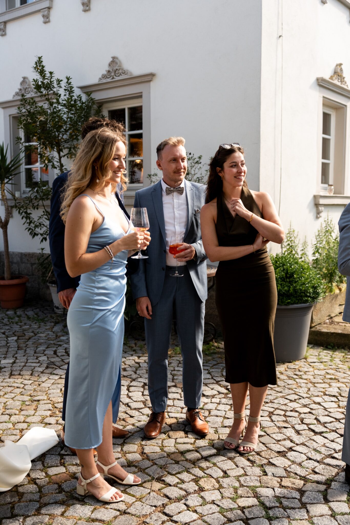 04051 florian knusper hochzeitsfotograf hochzeitsgaeste sektempfang winzerhof stahl 1