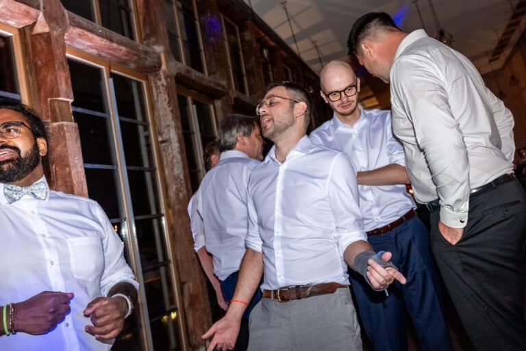 04061-florian-knusper-hochzeitsfotograf-wuerzburg-gruppe-am-feiern-Kloster Bronnbach