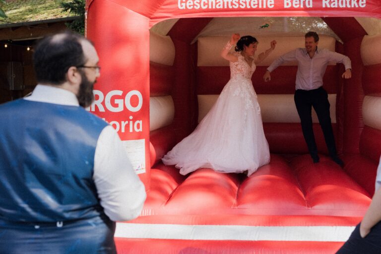 04063-florian-knusper-hochzeitsfotograf-wuerzburg-brautpaar-auf-huepfburg-Schloss Oberschwarzach