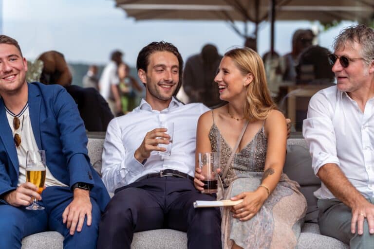 04073-florian-knusper-hochzeitsfotograf-wuerzburg-gruppe-auf-sofa-Schlosshotel Steinburg Wuerzburg