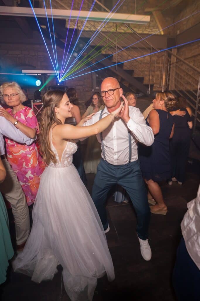 Hochzeitstanz mit Gästen im Festsaal