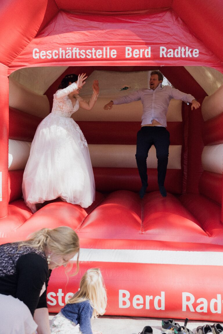 04090-florian-knusper-hochzeitsfotograf-wuerzburg-brautpaar-auf-huepfburg-Schloss Oberschwarzach