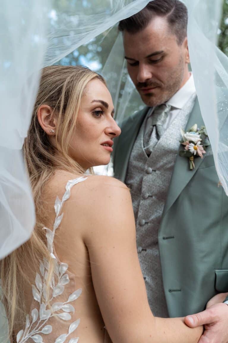 04095-florian-knusper-hochzeitsfotograf-wuerzburg-brautpaar-unter-schleier-villa-oriental