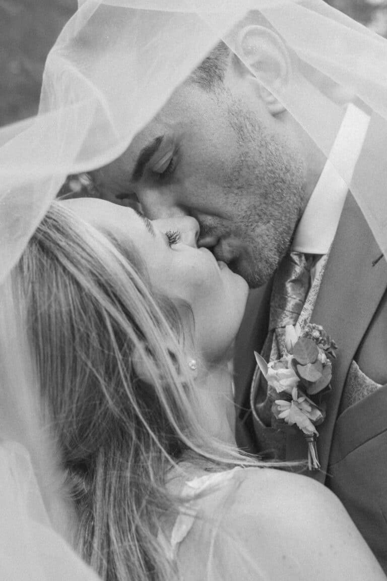 04118-3-florian-knusper-hochzeitsfotograf-wuerzburg-brautpaar-im-schleier-villa-oriental