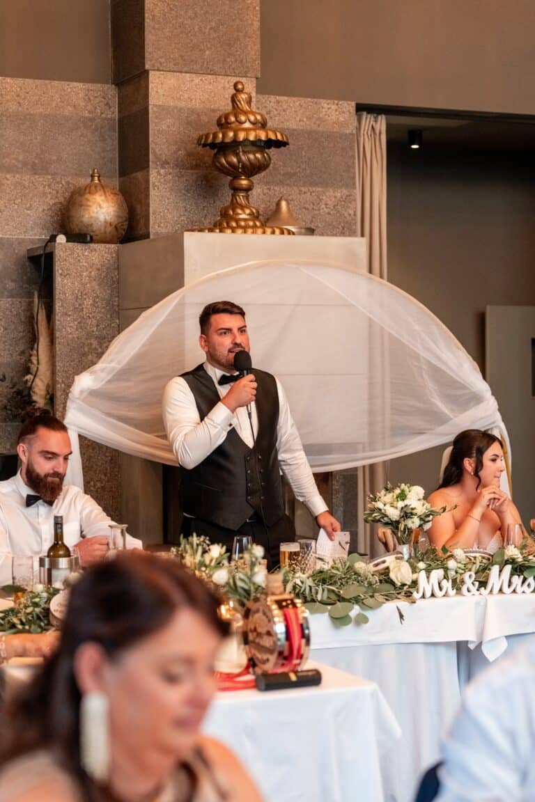 04129-florian-knusper-hochzeitsfotograf-wuerzburg-rede-am-hochzeitstisch-villa-oriental