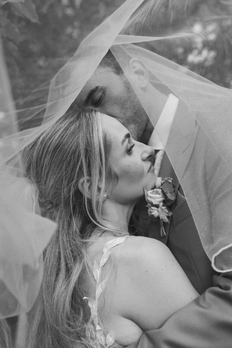 04130-2-florian-knusper-hochzeitsfotograf-wuerzburg-brautpaar-im-schleier-villa-oriental