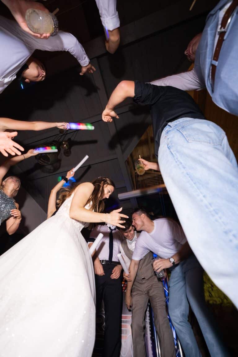 04155-florian-knusper-hochzeitsfotograf-wuerzburg-tanzende-hochzeitsgaeste-Hotel Freihof Prichsenstadt