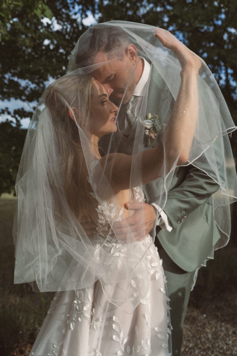 04157-2-florian-knusper-hochzeitsfotograf-wuerzburg-brautpaar-mit-schleier-villa-oriental